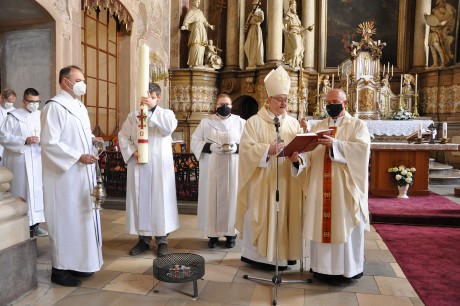 Húsvét vigíliája - tűz,- és vízszentelés, feltámadási liturgia a Szent Imre templomban